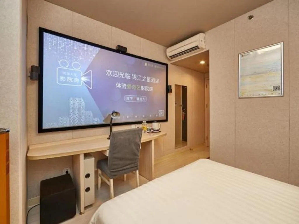 Bed in Jinjiang Inn Shanghai Minsheng Road Metro Station