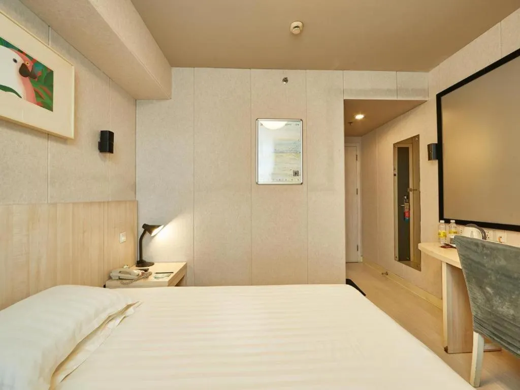 Bed in Jinjiang Inn Shanghai Minsheng Road Metro Station