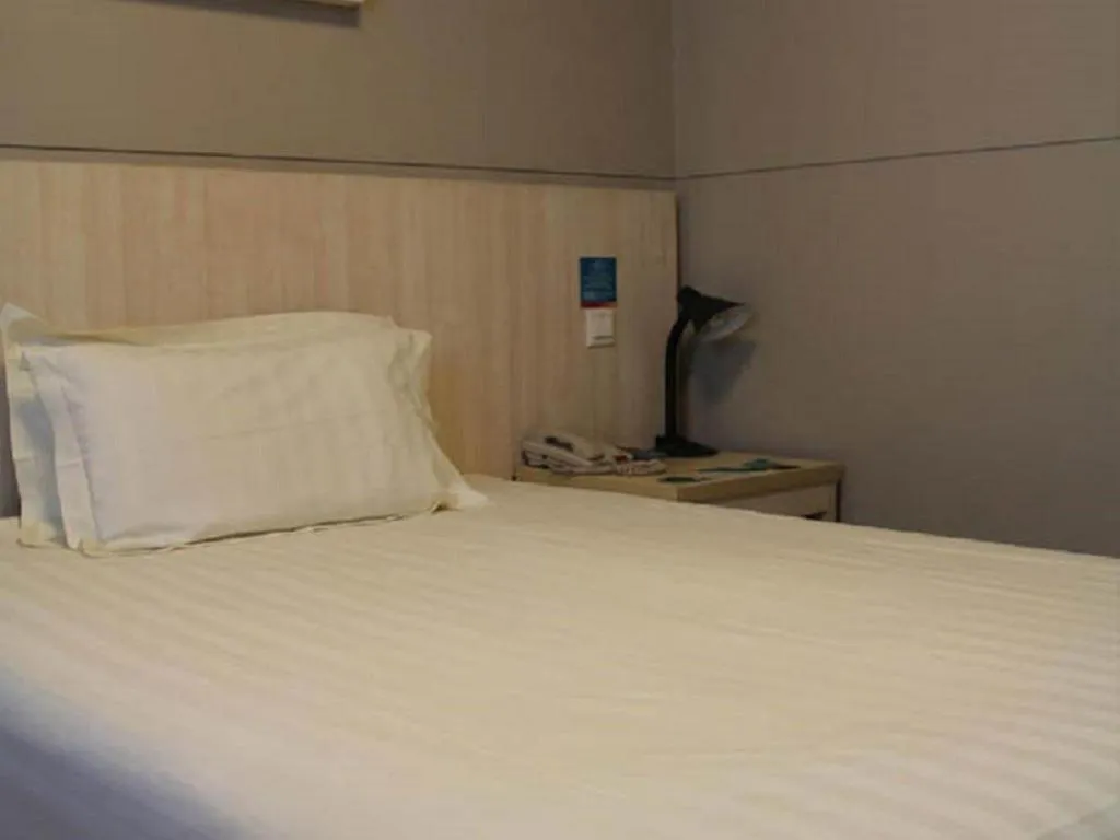 Bed in Jinjiang Inn Shanghai Minsheng Road Metro Station