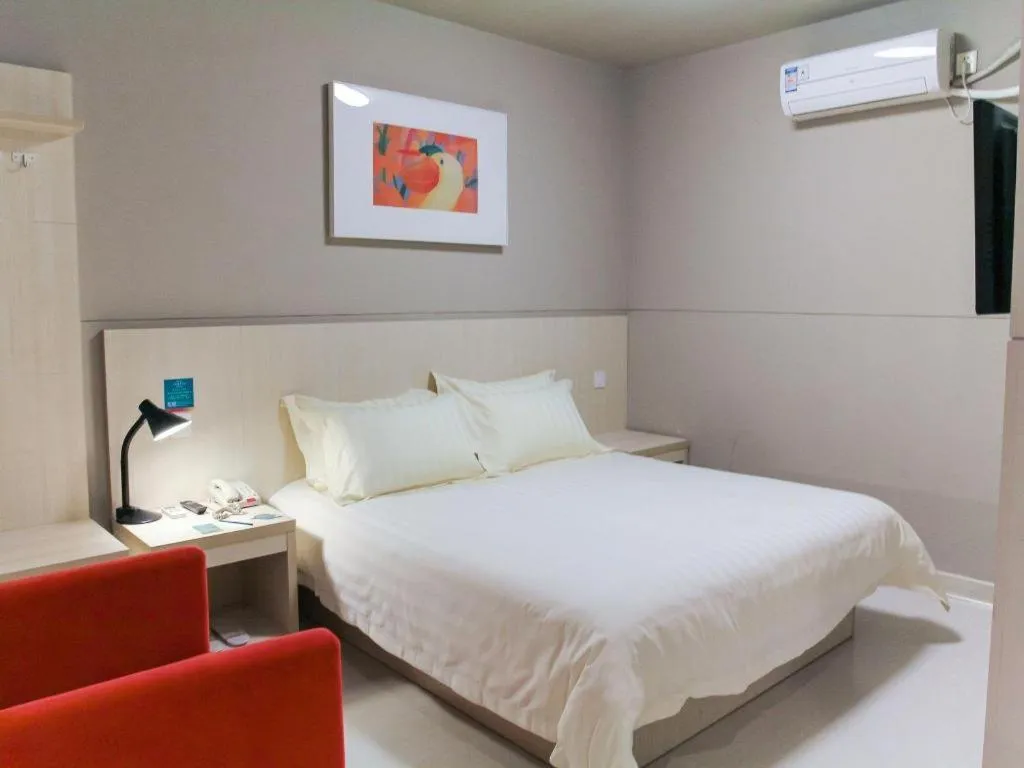 Bed in Jinjiang Inn Shanghai Minsheng Road Metro Station