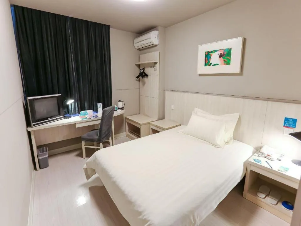 Bed in Jinjiang Inn Shanghai Minsheng Road Metro Station