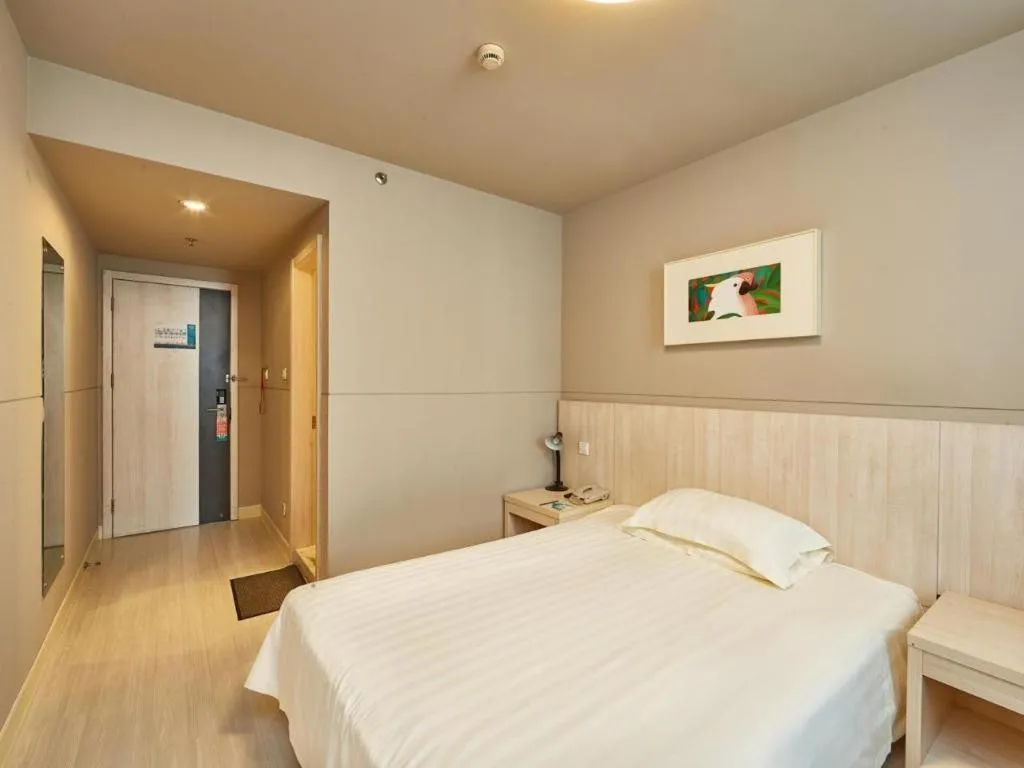Bed in Jinjiang Inn Shanghai Minsheng Road Metro Station