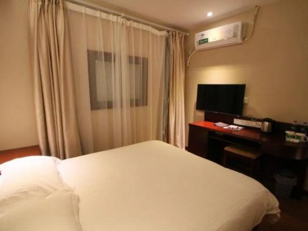 Bed in GreenTree Inn Shanghai Gongkang Road Branch