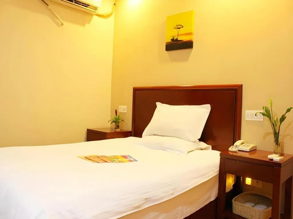 Bed in GreenTree Inn Shanghai Gongkang Road Branch