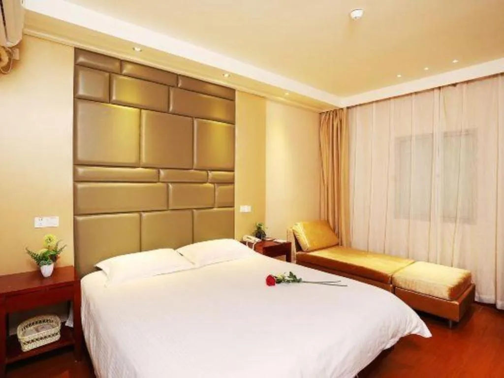 Bed in GreenTree Inn Shanghai Gongkang Road Branch