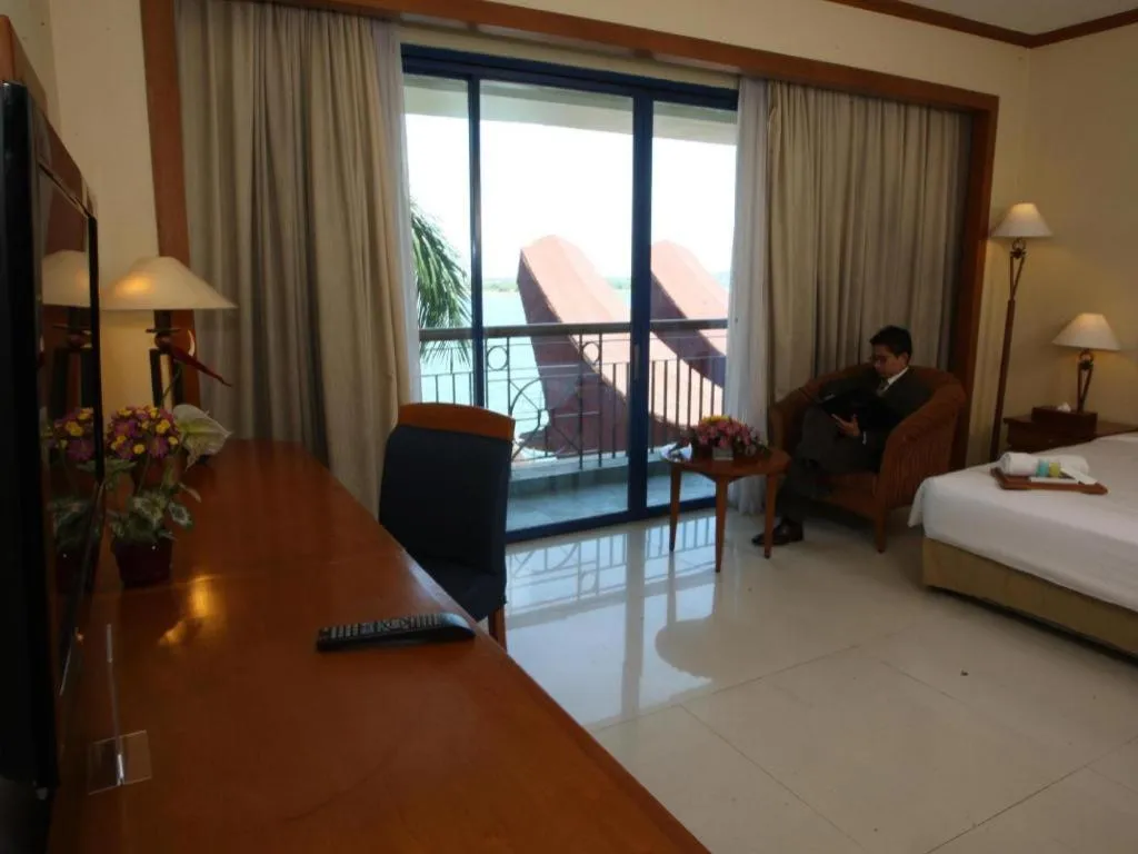 Bed in Makassar Golden Hotel