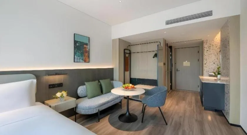 Bed in Seaview Gleetour Hotel Shenzhen Eastwing building