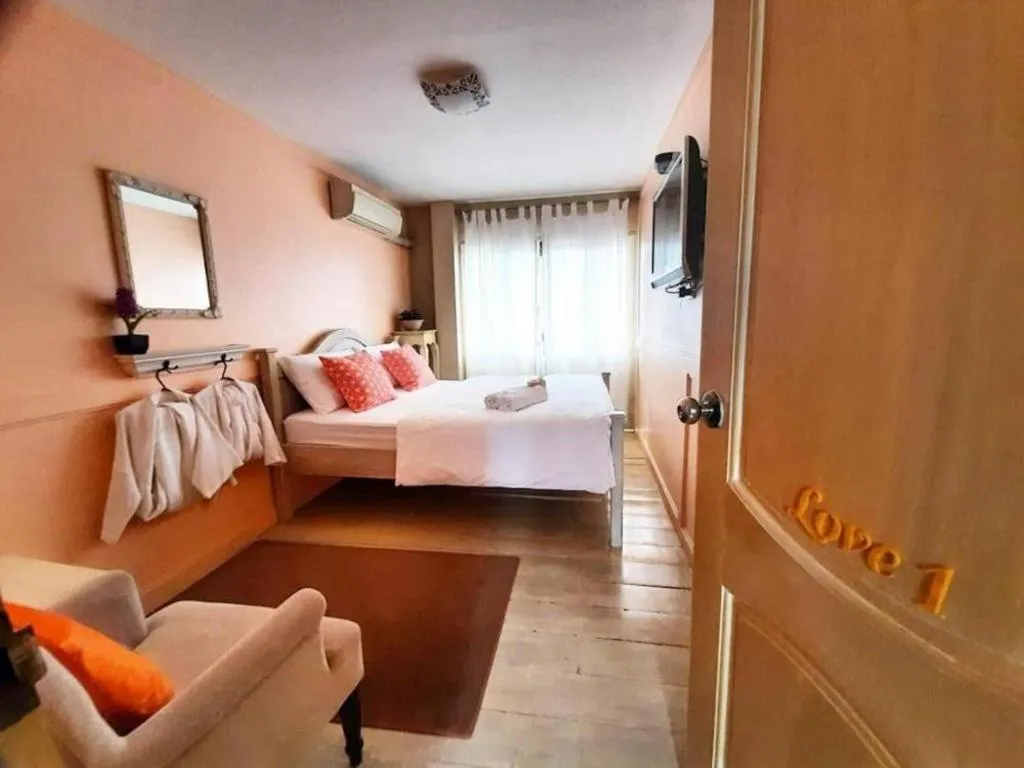 Bed in The Royal Chiangkhan Boutique Hotel