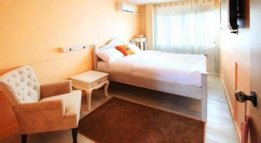 Bed in The Royal Chiangkhan Boutique Hotel