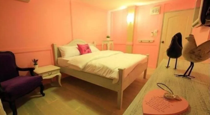 Bed in The Royal Chiangkhan Boutique Hotel