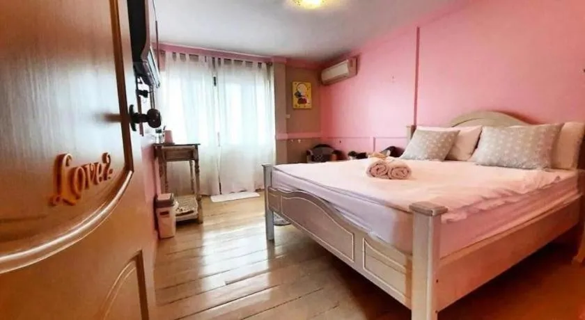 Bed in The Royal Chiangkhan Boutique Hotel