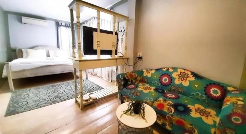 Bed in The Royal Chiangkhan Boutique Hotel