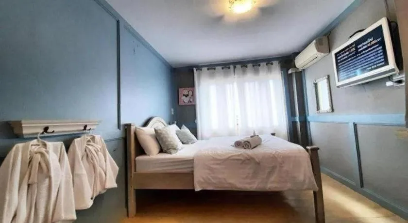 Bed in The Royal Chiangkhan Boutique Hotel