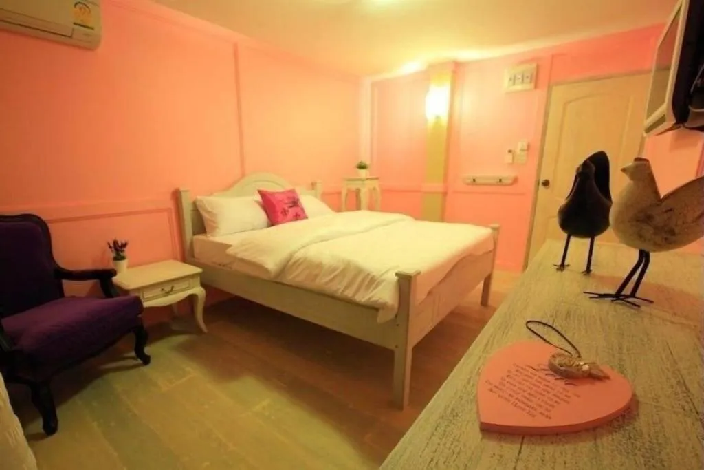 Bed in The Royal Chiangkhan Boutique Hotel