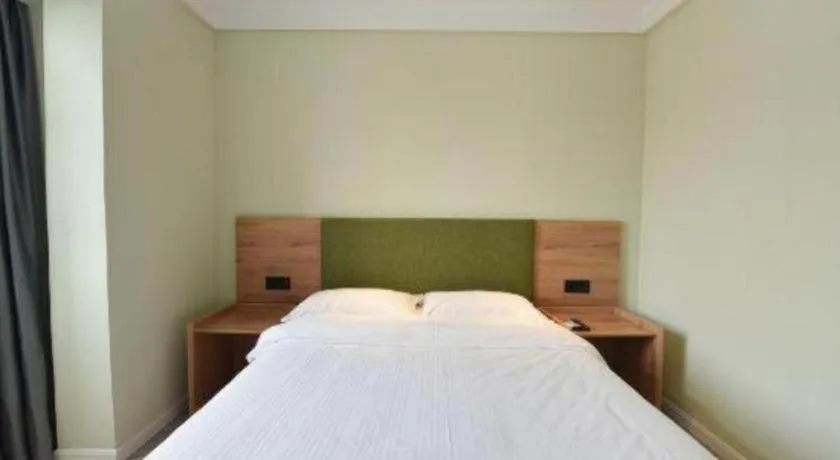 Bed in GreenTree Inn Hefei Chenghuangmiao San Xiao Kou Subway Station Hotel