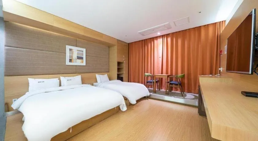 Bed in Business Design Hotel LUV