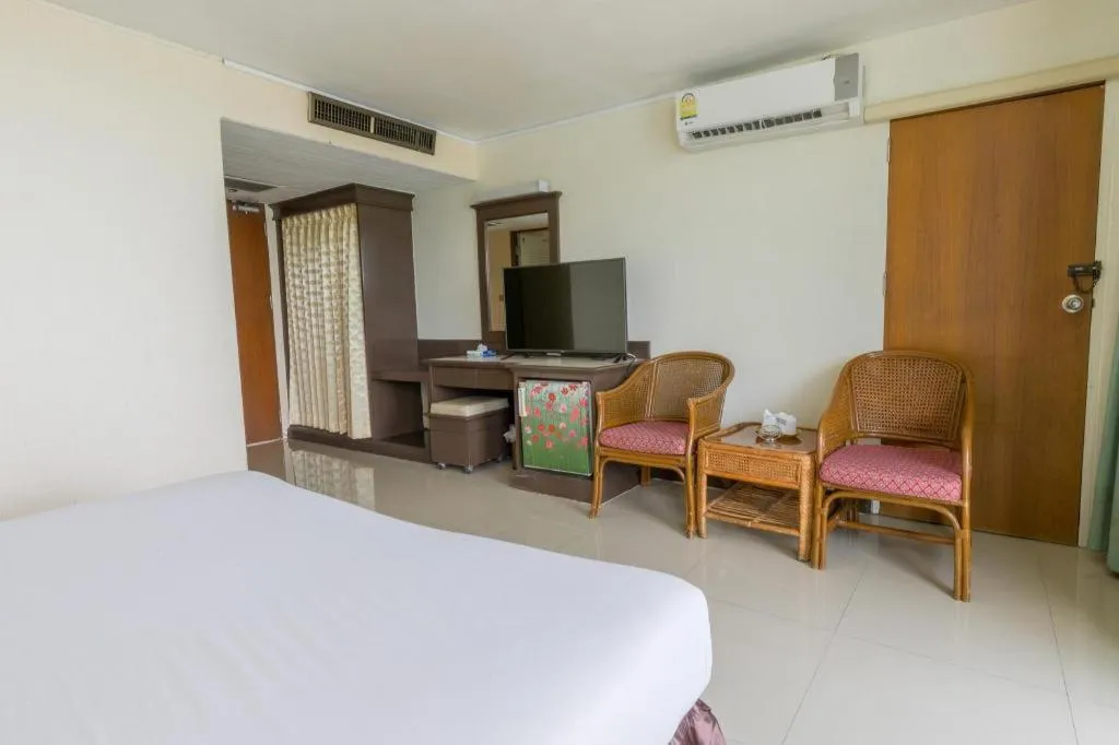 Bed in Lake Inn Hotel