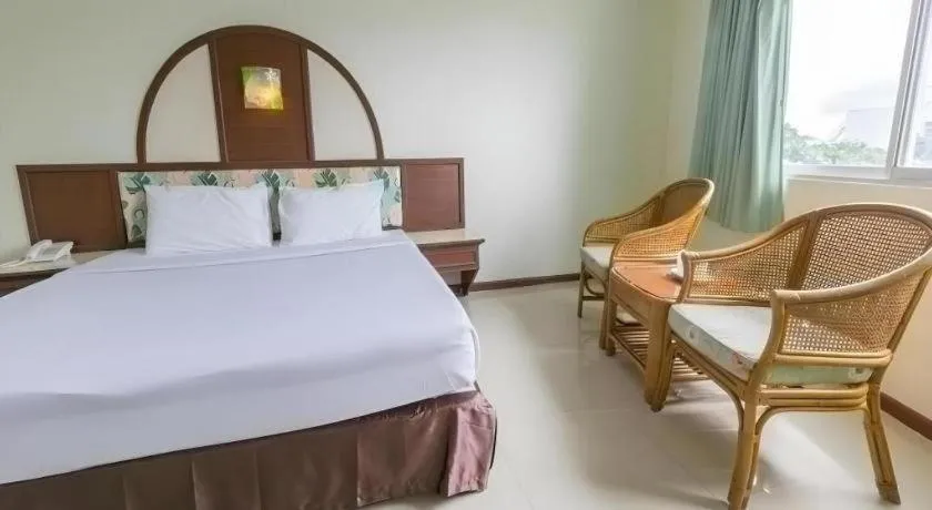 Bed in Lake Inn Hotel