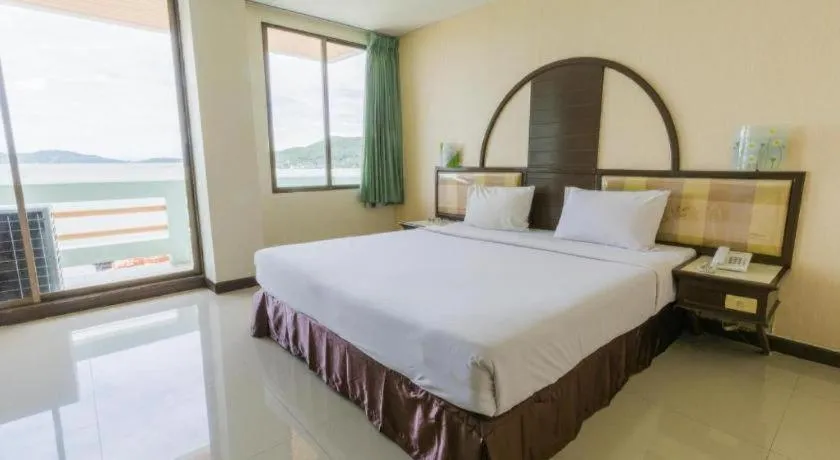 Bed in Lake Inn Hotel