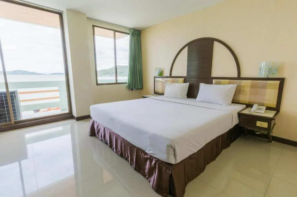 Bed in Lake Inn Hotel