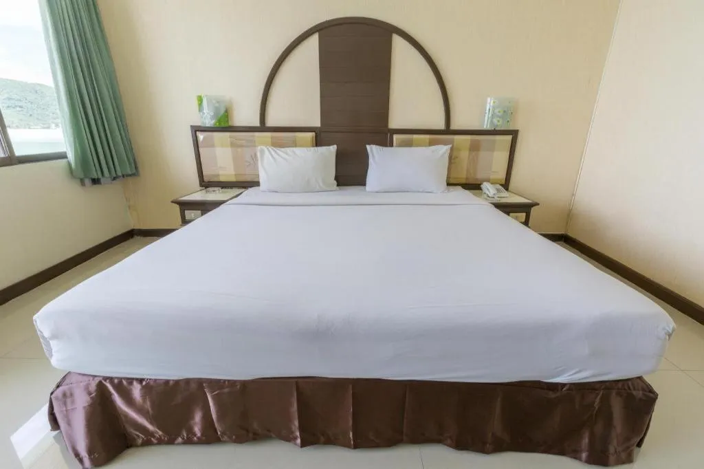 Bed in Lake Inn Hotel