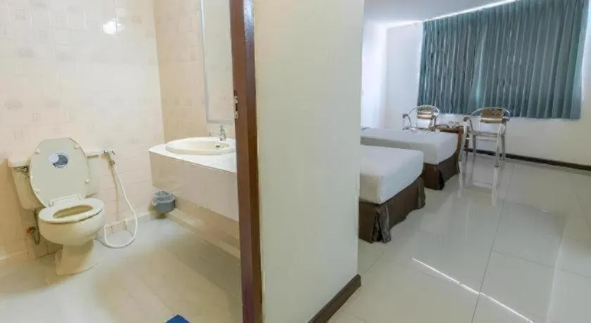 Bed in Lake Inn Hotel