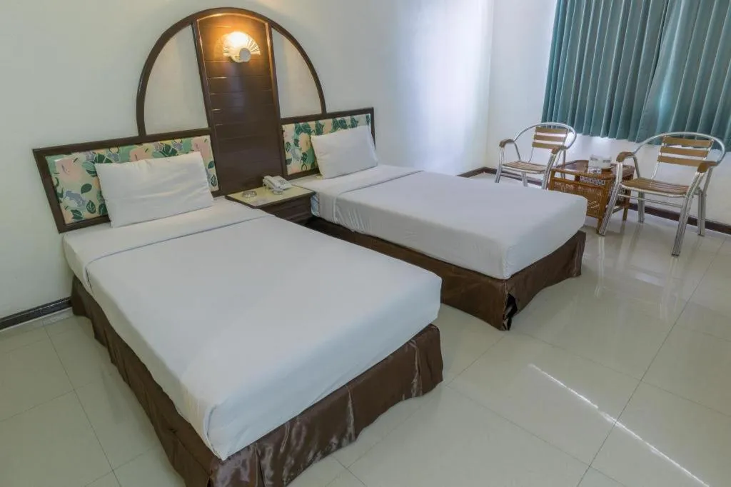 Bed in Lake Inn Hotel