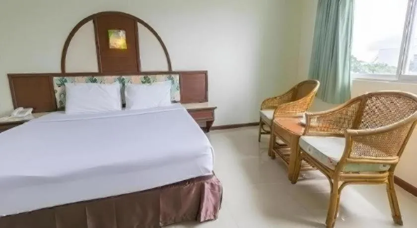 Bed in Lake Inn Hotel