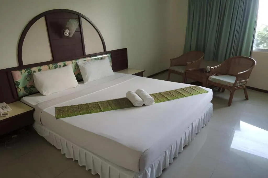 Bed in Lake Inn Hotel