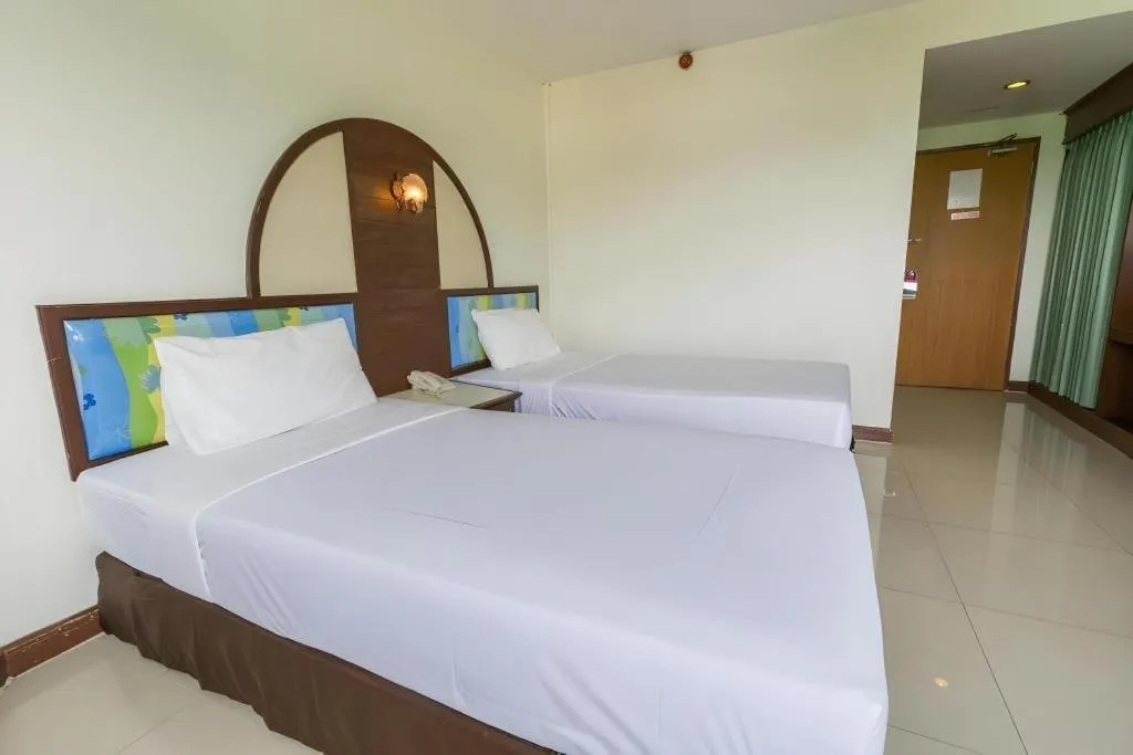 Bed in Lake Inn Hotel