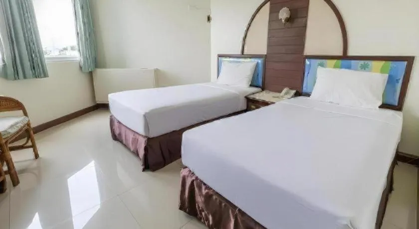 Bed in Lake Inn Hotel