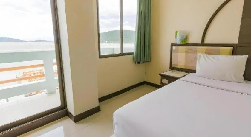 Bed in Lake Inn Hotel