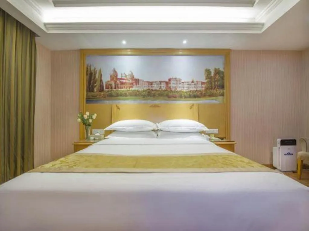 Bed in Vienna Hotel Guangzhou Panyu Shiqiao Center Branch
