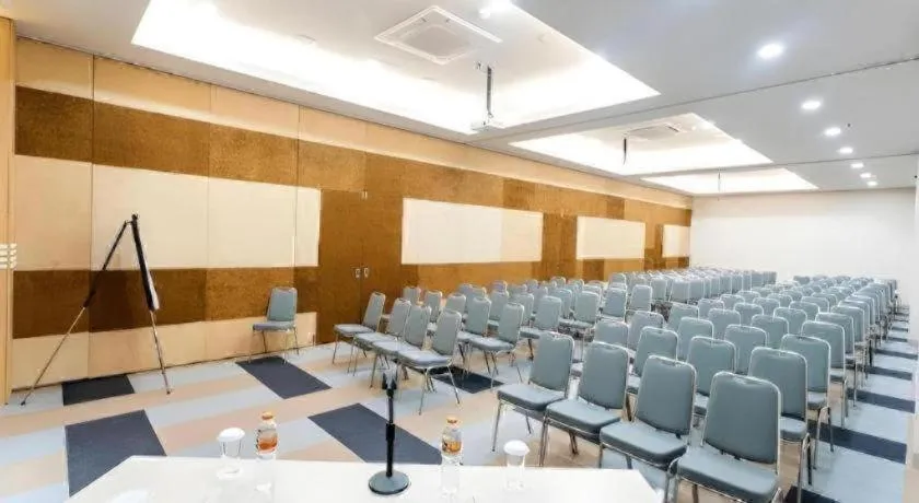 Zoom Dharmahusada Hotel