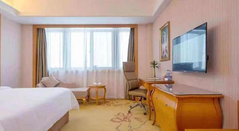 Bed in Vienna International Hotel Shanghai Dishui Lake Lingang Wanda
