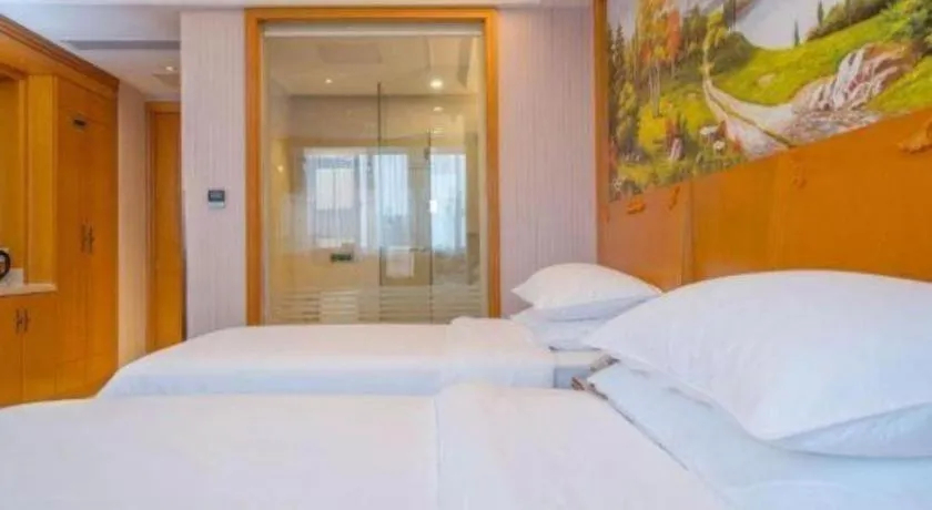 Bed in Vienna International Hotel Shanghai Dishui Lake Lingang Wanda