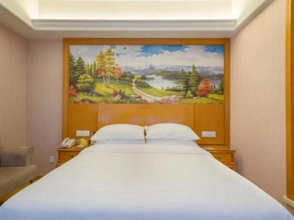 Bed in Vienna International Hotel Shanghai Dishui Lake Lingang Wanda