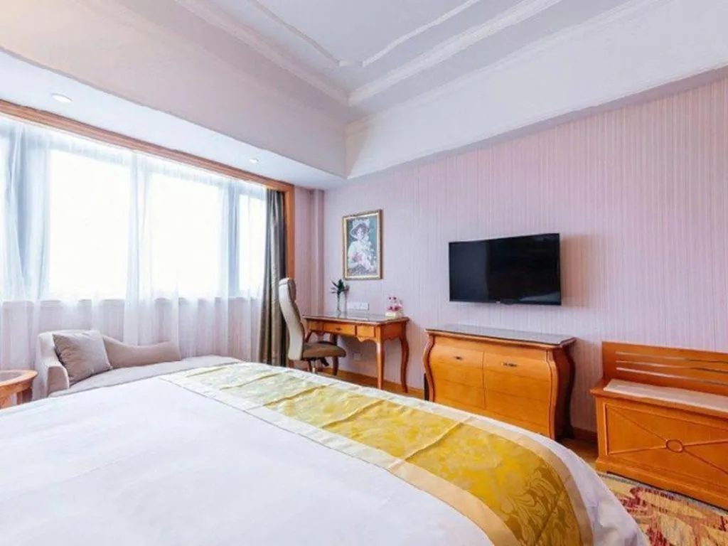 Bed in Vienna International Hotel Shanghai Dishui Lake Lingang Wanda