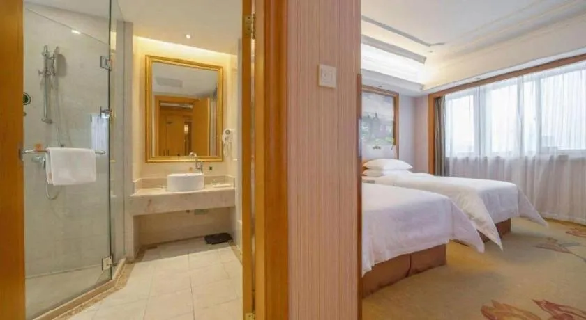 Bed in Vienna International Hotel Shanghai Dishui Lake Lingang Wanda