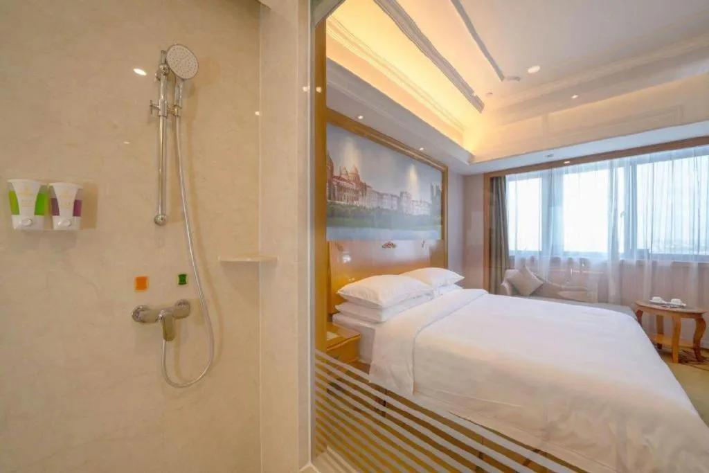 Bed in Vienna International Hotel Shanghai Dishui Lake Lingang Wanda