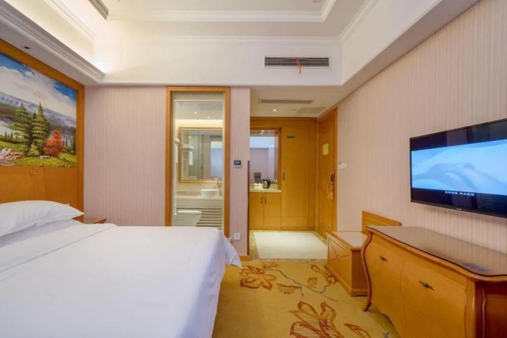 Bed in Vienna International Hotel Shanghai Dishui Lake Lingang Wanda