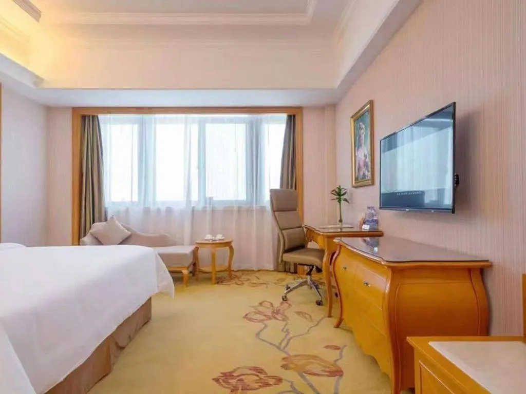 Bed in Vienna International Hotel Shanghai Dishui Lake Lingang Wanda