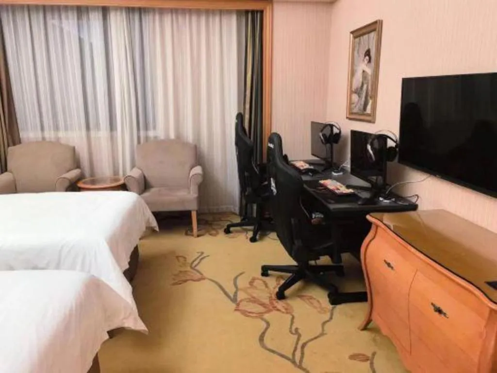 Bed in Vienna International Hotel Shanghai Dishui Lake Lingang Wanda