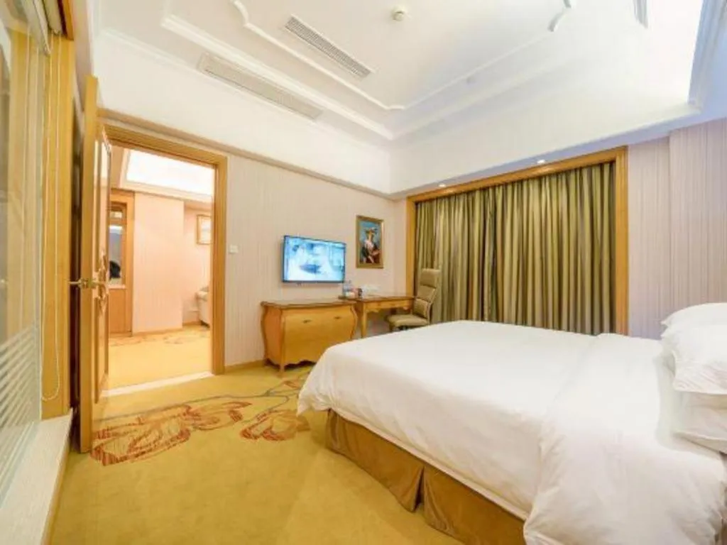 Bed in Vienna International Hotel Shanghai Dishui Lake Lingang Wanda