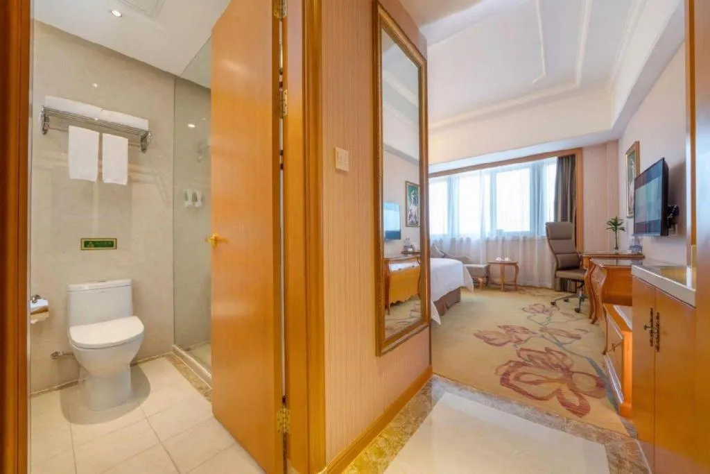 Bed in Vienna International Hotel Shanghai Dishui Lake Lingang Wanda