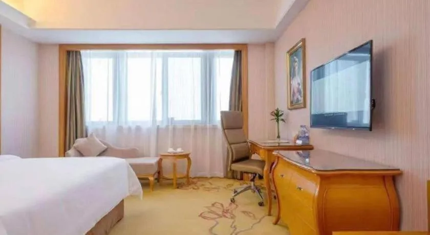 Bed in Vienna International Hotel Shanghai Dishui Lake Lingang Wanda