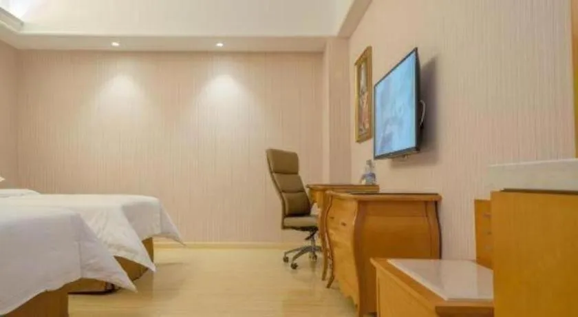 Bed in Vienna International Hotel Shanghai Dishui Lake Lingang Wanda