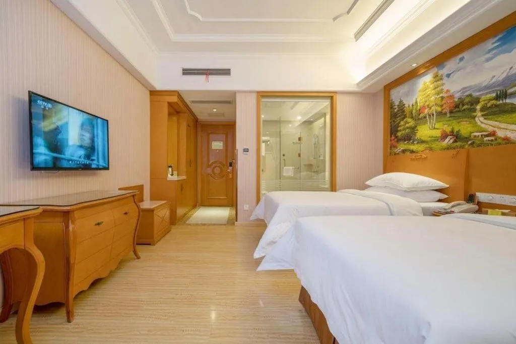 Bed in Vienna International Hotel Shanghai Dishui Lake Lingang Wanda