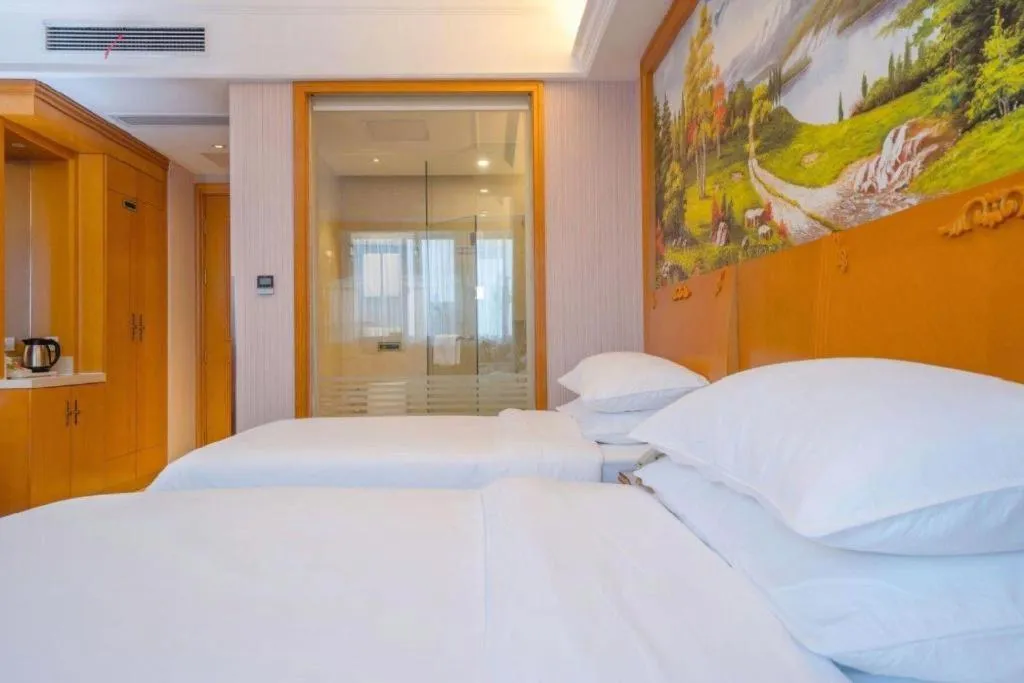 Bed in Vienna International Hotel Shanghai Dishui Lake Lingang Wanda