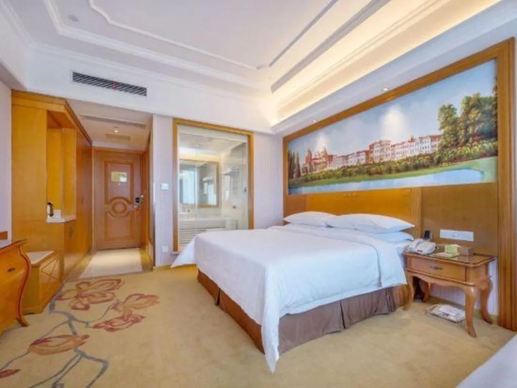 Bed in Vienna International Hotel Shanghai Dishui Lake Lingang Wanda